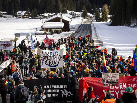 Manifestants anti-WEF écartés de la route devant Davos