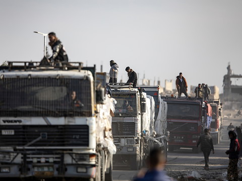 Plus de 900 camions d'aide humanitaire entrés dans Gaza lundi