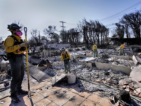 En proie aux feux, Los Angeles s'inquiète de vents 