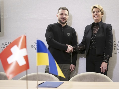 Keller-Sutter et Zelensky maintiennent les bons offices à Davos