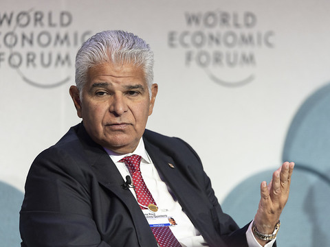 Le président panaméen défend le canal au WEF