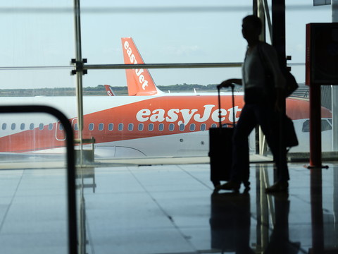 Easyjet réduit ses pertes de moitié au premier trimestre