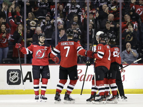 Hischier et les Devils matent Boston