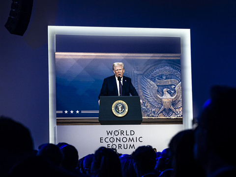 Trump réitère sa menace de tarifs douaniers à Davos