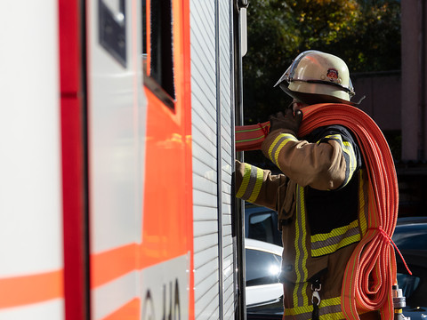 Le feu détruit une halle de recyclage à Kaiseraugst (AG)