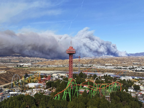 Nouvel incendie près de Los Angeles: les pompiers progressent