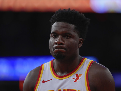 Touché à un genou, Capela n'a pas joué face aux Raptors