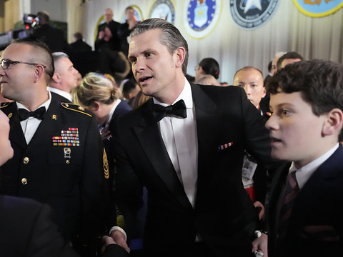 Confirmé de justesse à la Défense, Pete Hegseth a prêté serment