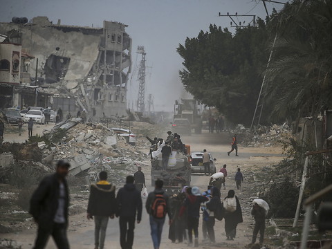 Gaza: Trump dit réfléchir à un plan pour déplacer des Palestiniens