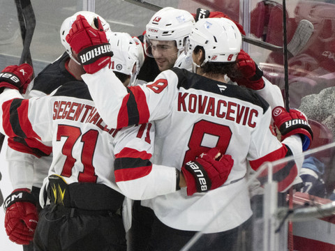 Les Devils gagnent mais perdent Hischier, blessé