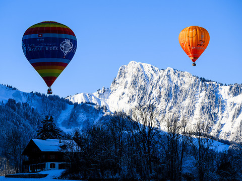 Des dizaines de montgolfières dans le ciel de Château d'Oex (VD)