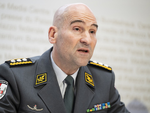 Sept projets de l'armée posent problème, s'inquiète son chef