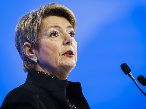 Karin Keller-Sutter commémore la libération d'Auschwitz