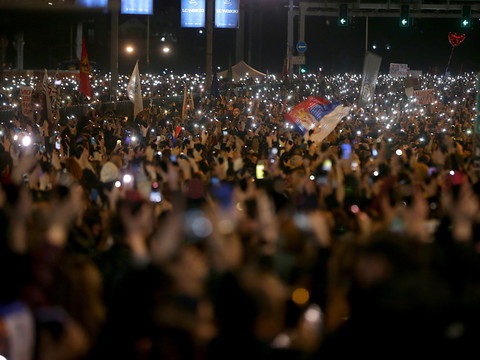 Des milliers de Serbes s'apprêtent à passer la nuit à manifester