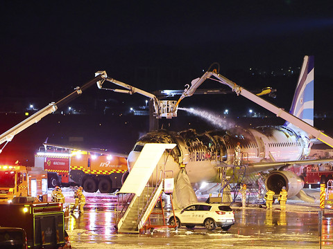 Corée du Sud: un avion prend feu sur la piste, passagers évacués