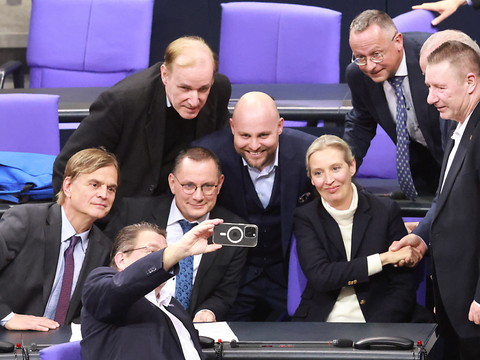 Allemagne: droite et extrême-droite adoptent ensemble un texte