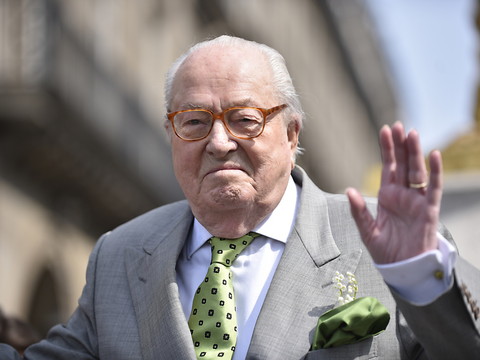 La tombe de Jean-Marie Le Pen à La Trinité-sur-Mer dégradée