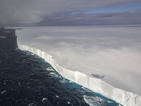 Un fragment de 19 km se détache du plus grand iceberg du monde