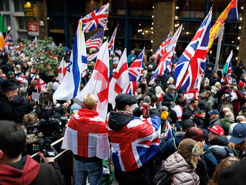 Manifestation à Londres pour soutenir un activiste d'extrême droite