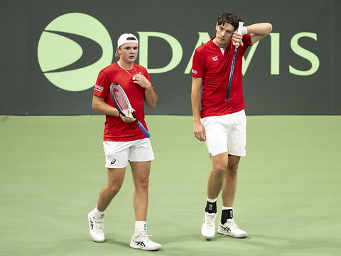 Hüsler/Stricker s'inclinent, la Suisse battue 3-0