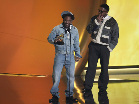 Kendrick Lamar reçoit le Grammy de l'enregistrement de l'année