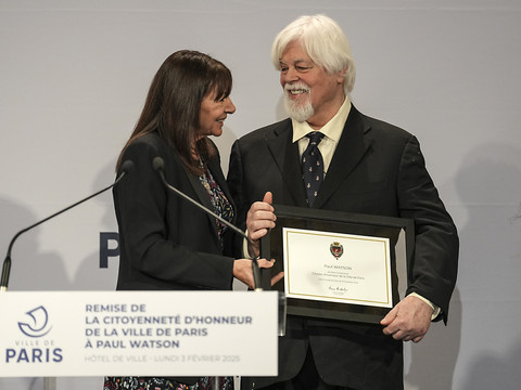 Paul Watson fait citoyen d'honneur de la ville de Paris