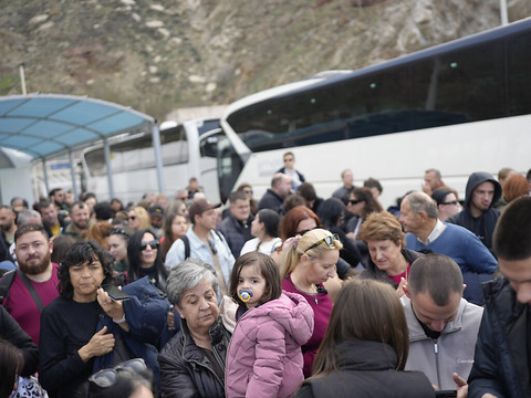 Des milliers d'habitants fuient Santorin frappée par des séismes
