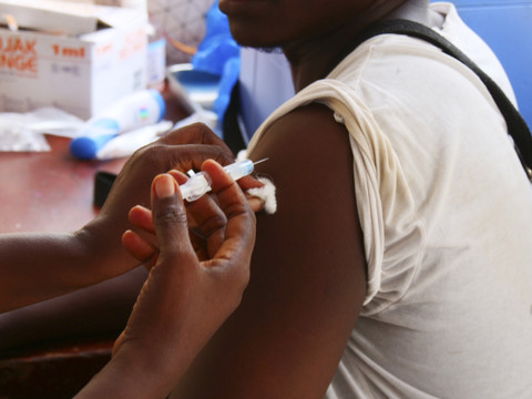 L'essai du vaccin contre Ebola en Ouganda a commencé (OMS)