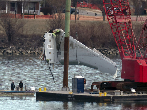 Collision à Washington: des éléments de l'avion sortis de l'eau