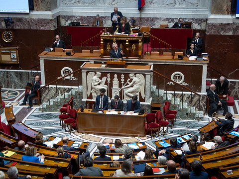France: le 1er ministre échappe à deux motions de censure