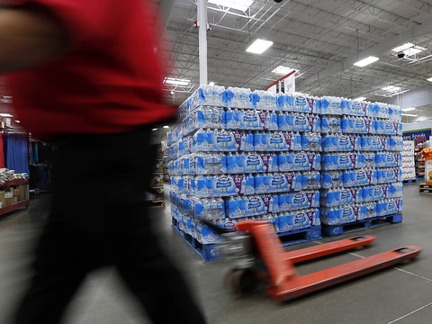 Nestlé Waters défend ses eaux minérales, demande une clarification