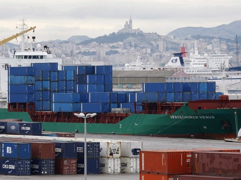 La France vers un déficit commercial en recul