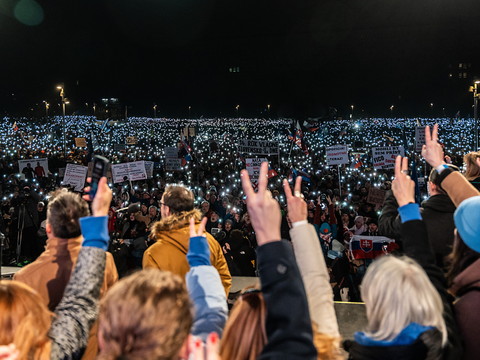 Des dizaines de milliers de manifestants contre Robert Fico