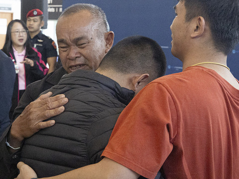 Retour à Bangkok de cinq otages thaïlandais libérés par le Hamas