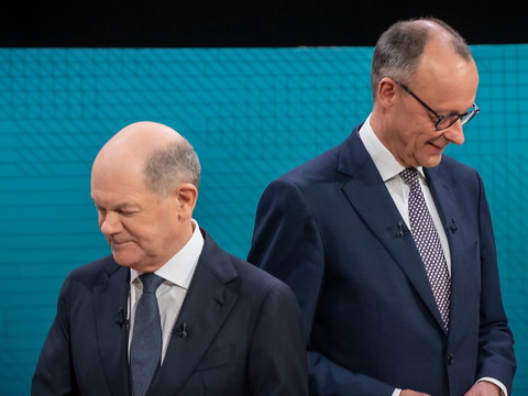 Allemagne: premier duel télévisé Scholz-Merz avant les législatives
