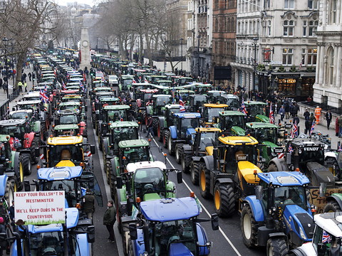 Centaines de tracteurs à Londres contre une taxe sur la succession