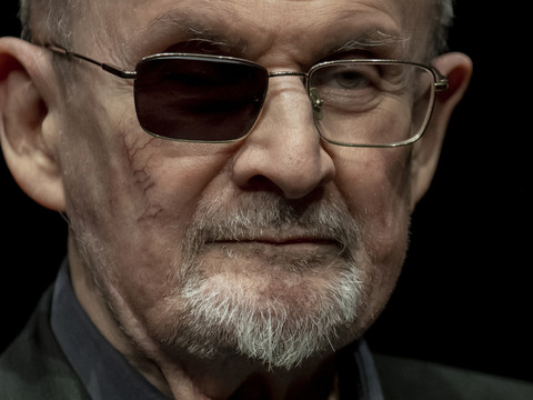 Salman Rushdie témoigne au procès de son assaillant présumé
