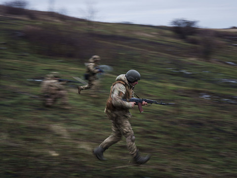 Un mercenaire suisse meurt sur le front en Ukraine, une première