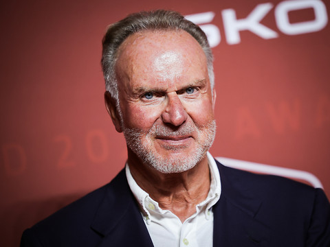 Karl-Heinz Rummenigge monte au front