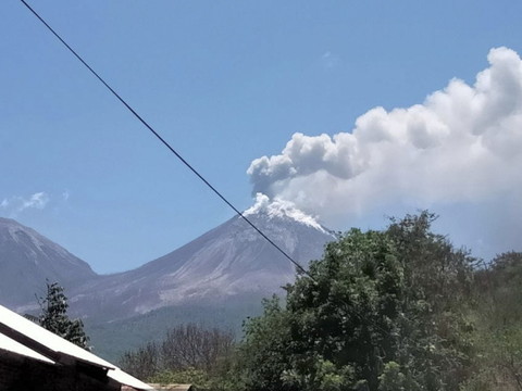 Indonésie: évacuation autour d'un volcan sur l'île de Florès