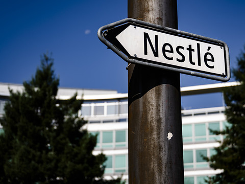 Eaux minérales filtrées: Nestlé visée par une procédure à Paris