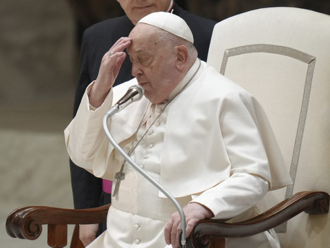 Le pape François hospitalisé à Rome pour une bronchite