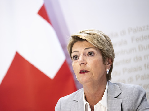 Karin Keller-Sutter réagit au discours 
