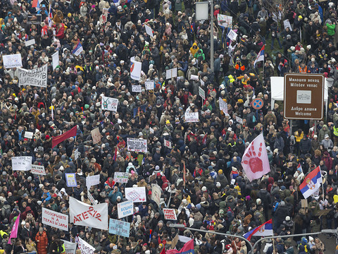 Des milliers de manifestants anti-corruption en Serbie