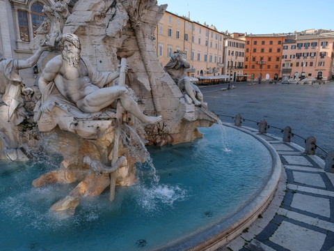 De fortes pluies apportent de la boue dans les fontaines de Rome