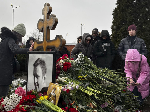 Plus d'un millier de personnes sur la tombe de Navalny à Moscou
