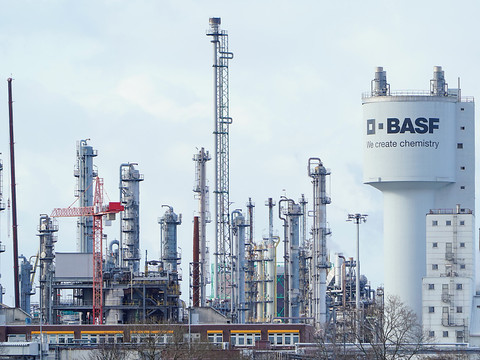 BASF vend son activité brésilienne de peintures et se restructure