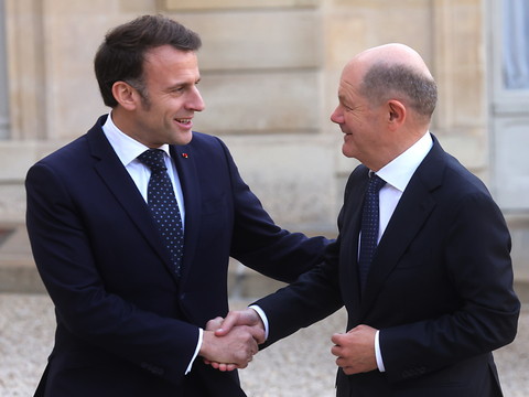 Une paix en Ukraine doit s'accompagner de garanties, estime Macron