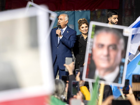 Des centaines de monarchistes iraniens manifestent à Genève