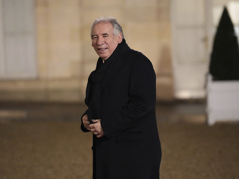 Scandale d'abus sexuels: Bayrou échappe à une motion de censure